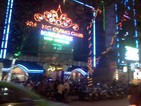 Các nhà hàng karaoke đều "cháy" phòng trong những ngày cận và sau Tết. Các nhà hàng karaoke đều "cháy" phòng trong những ngày cận và sau Tết.