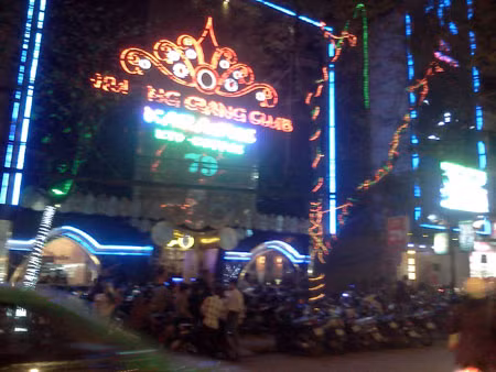 Các nhà hàng karaoke đều "cháy" phòng trong những ngày cận và sau Tết. Các nhà hàng karaoke đều "cháy" phòng trong những ngày cận và sau Tết.