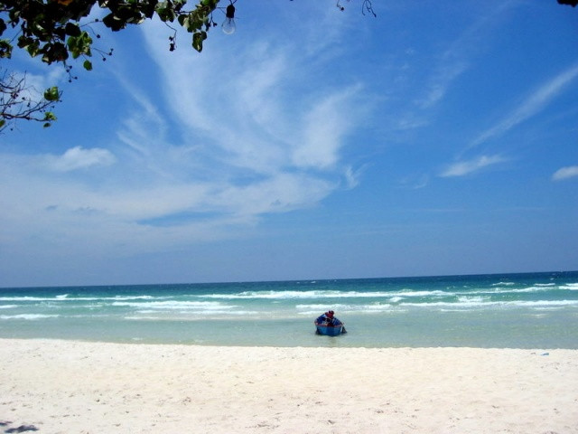 Bãi Sao là một trong những bãi tắm đẹp nhất của Phú Quốc. Bãi cát hình lưỡi liềm được giới hạn bởi những mũi đá nhô ra biển. Cát trắng mịn tinh khiết, nước biển màu xanh ngọc trong vắt. Nơi đây là khu du lịch sinh thái chất lượng cao với sự tập trung của các khách sạn 5 sao.