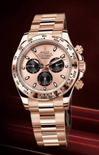 Đây là chiếc đồng hồ nằm trong dòng Rolex Cosmograph Daytona, ra đời vào những năm 80 của thế kỷ trước. Chiếc đồng hồ này có thể tự động chạy, ghi thời gian. Nó được làm từ những chất liệu cao cấp như vàng, đá quý, kim cương, platinum…. Tùy vào chất liệu mà Rolex Cosmograph Daytona có giá từ 12.000 USD-50.000 USD (khoảng 240 triệu đồng - 1 tỷ đồng) Đây là chiếc đồng hồ nằm trong dòng Rolex Cosmograph Daytona, ra đời vào những năm 80 của thế kỷ trước. Chiếc đồng hồ này có thể tự động chạy, ghi thời gian. Nó được làm từ những chất liệu cao cấp như vàng, đá quý, kim cương, platinum…. Tùy vào chất liệu mà Rolex Cosmograph Daytona có giá từ 12.000 USD-50.000 USD (khoảng 240 triệu đồng - 1 tỷ đồng)
