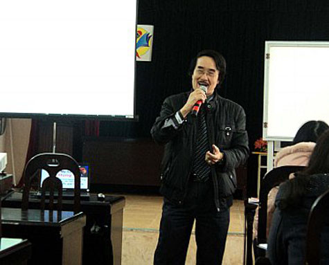 Tiến sĩ mỹ học Thế Hùng trong một buổi thuyết trình (Ảnh: Internet). Tiến sĩ mỹ học Thế Hùng trong một buổi thuyết trình (Ảnh: Internet).