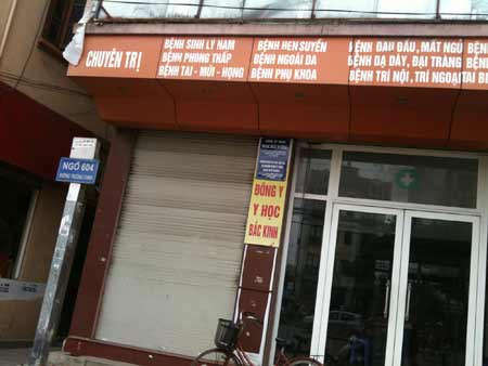 Phòng khám Việt Y đường đã xóa biển lớn và cửa mở hờ. Phòng khám Việt Y đường đã xóa biển lớn và cửa mở hờ.