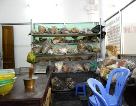 Hai phòng khám khác gồm phòng khám đông y Hiện Đại (quận Tân Bình) và phòng khám Kỳ Tinh (quận 6. TPHCM), nhiều loại thuốc không có nhãn mác. Hai phòng khám khác gồm phòng khám đông y Hiện Đại (quận Tân Bình) và phòng khám Kỳ Tinh (quận 6. TPHCM), nhiều loại thuốc không có nhãn mác.