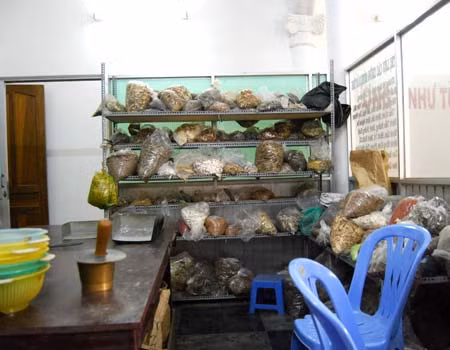 Hai phòng khám khác gồm phòng khám đông y Hiện Đại (quận Tân Bình) và phòng khám Kỳ Tinh (quận 6. TPHCM), nhiều loại thuốc không có nhãn mác.