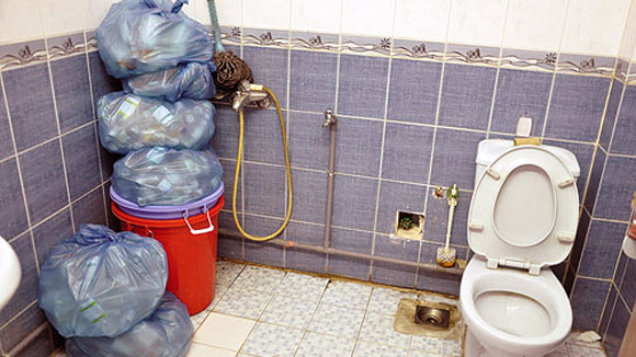 Thanh tra Sở Y tế TP.HCM đã tiến hành kiểm tra phòng khám y học Trung Quốc tại 141 đường Phan Đăng Lưu, phường 2, quận Phú Nhuận và phát hiện hàng loạt sai phạm nghiêm trọng. Ảnh: Thuốc điều trị cho bệnh nhân để trong nhà vệ sinh. Thanh tra Sở Y tế TP.HCM đã tiến hành kiểm tra phòng khám y học Trung Quốc tại 141 đường Phan Đăng Lưu, phường 2, quận Phú Nhuận và phát hiện hàng loạt sai phạm nghiêm trọng. Ảnh: Thuốc điều trị cho bệnh nhân để trong nhà vệ sinh.