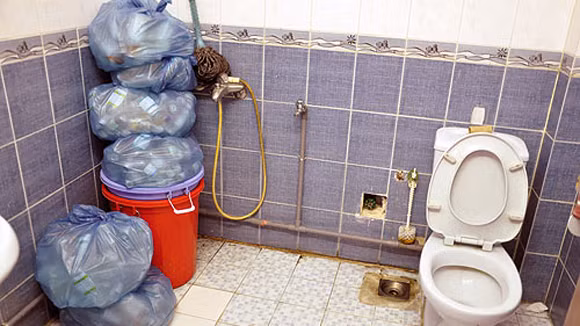 Thanh tra Sở Y tế TP.HCM đã tiến hành kiểm tra phòng khám y học Trung Quốc tại 141 đường Phan Đăng Lưu, phường 2, quận Phú Nhuận và phát hiện hàng loạt sai phạm nghiêm trọng. Ảnh: Thuốc điều trị cho bệnh nhân để trong nhà vệ sinh.