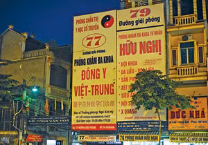 Phòng khám đông y Việt Trung, 77 Giải Phóng, Hà Nội cũng bị cơ quan chức năng phạt vì không có giấy phép hành nghề của bác sĩ người Trung Quốc hoặc giấy phép đã hết hạn sử dụng