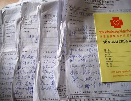 Tại phòng khám y học cổ truyền An Khang, đường Nguyễn Trãi, quận 5, TPHCM, đoàn thanh tra phát hiện nhiều sổ sách khám bệnh, toa thuốc ghi bằng chữ Trung Quốc, tuy nhiên bác sĩ lại không có mặt tại phòng mạch.