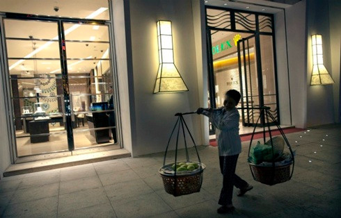 Tốc độ tăng trưởng tín dụng của các ngân hàng Việt Nam cao hơn so Trung Quốc, Ấn Độ và các nước khác trong ASEAN. Trong 10 năm vừa qua, tổng dư nợ tín dụng của Việt Nam đã tăng 33% mỗi năm, cao hơn nhiều so với của Trung Quốc, Ấn Độ hay các quốc gia thuộc ASEAN. Tốc độ tăng trưởng tín dụng của các ngân hàng Việt Nam cao hơn so Trung Quốc, Ấn Độ và các nước khác trong ASEAN. Trong 10 năm vừa qua, tổng dư nợ tín dụng của Việt Nam đã tăng 33% mỗi năm, cao hơn nhiều so với của Trung Quốc, Ấn Độ hay các quốc gia thuộc ASEAN.