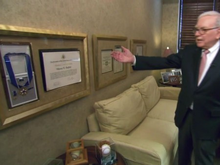 Ông tự hào giới thiệu về Huy hiệu tự do của Buffett do Tổng thống Obama trao tặng năm 2010