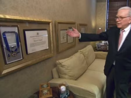 Ông tự hào giới thiệu về Huy hiệu tự do của Buffett do Tổng thống Obama trao tặng năm 2010 Ông tự hào giới thiệu về Huy hiệu tự do của Buffett do Tổng thống Obama trao tặng năm 2010