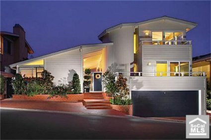 Biệt thự bên bờ biển ở Quận Cam (California) mà Warrent Buffet hay lui tới được đánh giá là căn biệt thự khá "nhạt nhẽo" của vị tỷ phú này