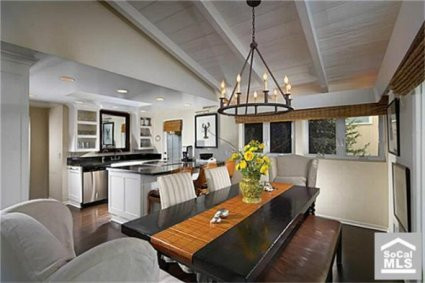 Nhà bếp và phòng ăn khá giản dị