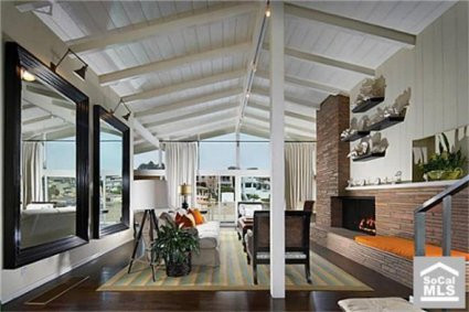 Phòng khách trang trí khá đơn điệu và có phần tẻ nhạt. Không gian tuy rộng rãi và thoáng nhưng có cảm giác thiếu sức sống. Treo đến 2 chiếc gương lớn y xì nhau trong phòng không phải là một ý kiến hay.