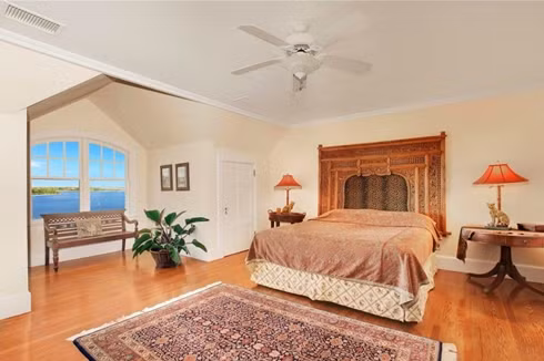 Các phòng ngủ được thiết kế rộng và màu sắc trang nhã