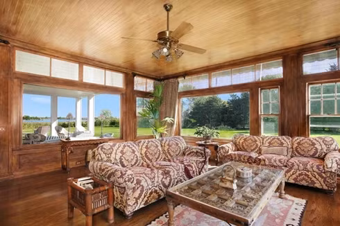 Ở bất cử chỗ nào của phòng khách, người ta cũng có thể thả mình vào không gian của đồng cỏ xung quanh với khung cửa kính trong suốt