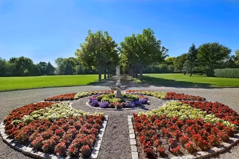 Vườn hoa trải ngập mọi lối vào khu biệt thự