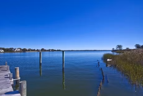 Vịnh này vẫn còn vẻ hoang sơ tôn thêm vẻ đẹp cho khu biệt thự