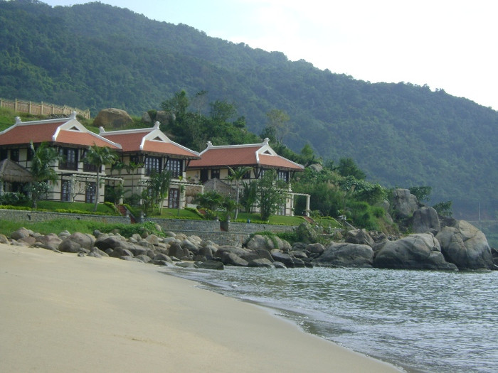 Đến đây, du khách tha hồ đắm mình trong làn nước biển trong xanh và đùa giỡn trên bãi cát trắng mịn. Đến đây, du khách tha hồ đắm mình trong làn nước biển trong xanh và đùa giỡn trên bãi cát trắng mịn.