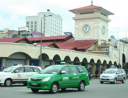 Giá xăng tăng khiến các hãng taxi phải hoãn việc đề nghị tăng giá cước để họp bàn thống nhất mức tăng cước… cao hơn