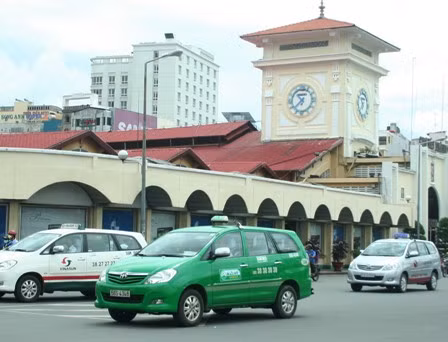 Giá xăng tăng khiến các hãng taxi phải hoãn việc đề nghị tăng giá cước để họp bàn thống nhất mức tăng cước… cao hơn