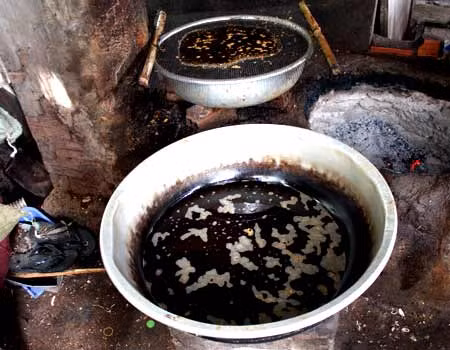 Vẫn được tận dụng để phi cho lần tới. Cơ quan y tế TP.HCM đã niêm yết mẫu dầu ăn để mang đi kiểm nghiệm