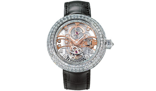 Jacob & Co – Trị giá 900.000 USD, Được làm từ 18 carat vàng trắng và gắn các tinh thể pha lê (Crystal Tourbillion) bao bọc bên ngoài mặt và có những viên kim cương nhỏ khoảng 17.48 carats. Dây quai được làm từ da cá sấu Mỹ và đính một viên kim cương khoảng 2.22 carat ở phần khóa.