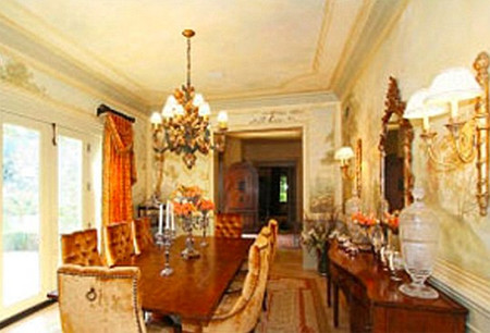 Khu bàn ăn của mẹ con nữ ca sĩ Khu bàn ăn của mẹ con nữ ca sĩ