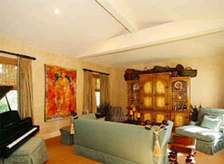 Phòng khách sang trọng và có đàn piano Phòng khách sang trọng và có đàn piano