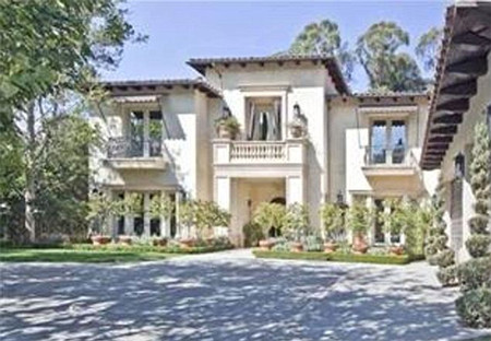 Hiện nó đang được rao bán với giá 4 triệu USD, tương đương với hơn 80 tỷ đồng. Hiện nó đang được rao bán với giá 4 triệu USD, tương đương với hơn 80 tỷ đồng.