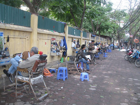 Những ngày cuối năm , tuyến phố Thái thịnh nơi 11 thợ cắt tóc chuyên nghiệp lại vắng vẻ lạ thường.