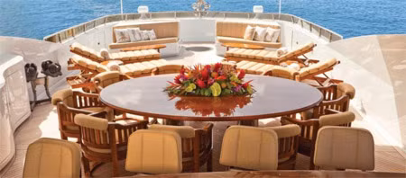 Chiếc bàn tròn mặt bóng ở giữa là hàng đặt làm riêng.