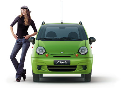 1. Matiz – nhỏ nhắn nhưng là một chiếc xe đột phá dành cho gia đình. Chiếc xe của GM lần đầu xuất hiện tại thị trường Việt Nam đã mang lại doanh số kỷ lục. Thói quen đi lại của người Việt Nam đã thay đổi từ những chiếc scooter đắt tiền sang dòng xe hơi gọn gàng, an toàn, linh hoạt, tiện nghi hơn... Hiệnnhà cung cấp đã ngừng bán dòng xe này nhưng trên thị trường nó vẫn được chào bán với giá khoảng 290 triệu đồng/chiếc. 1. Matiz – nhỏ nhắn nhưng là một chiếc xe đột phá dành cho gia đình. Chiếc xe của GM lần đầu xuất hiện tại thị trường Việt Nam đã mang lại doanh số kỷ lục. Thói quen đi lại của người Việt Nam đã thay đổi từ những chiếc scooter đắt tiền sang dòng xe hơi gọn gàng, an toàn, linh hoạt, tiện nghi hơn... Hiệnnhà cung cấp đã ngừng bán dòng xe này nhưng trên thị trường nó vẫn được chào bán với giá khoảng 290 triệu đồng/chiếc.