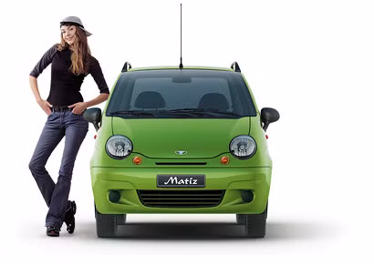 1. Matiz – nhỏ nhắn nhưng là một chiếc xe đột phá dành cho gia đình. Chiếc xe của GM lần đầu xuất hiện tại thị trường Việt Nam đã mang lại doanh số kỷ lục. Thói quen đi lại của người Việt Nam đã thay đổi từ những chiếc scooter đắt tiền sang dòng xe hơi gọn gàng, an toàn, linh hoạt, tiện nghi hơn... Hiệnnhà cung cấp đã ngừng bán dòng xe này nhưng trên thị trường nó vẫn được chào bán với giá khoảng 290 triệu đồng/chiếc.