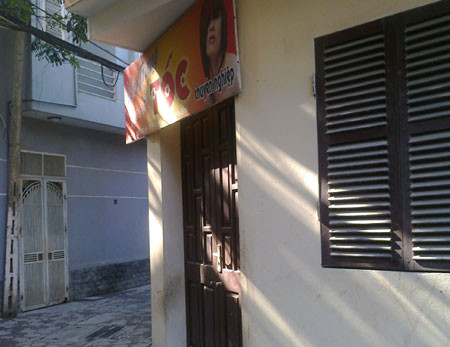 Mất nước dài ngày, quán cắt tóc gội đầu cũng đành đóng cửa...