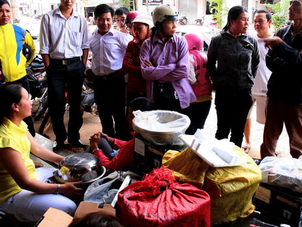 Ngày 24/7, hàng chục người dân tại xã Ea Yông, Krông Pắk (Đắk Lắk) đã đến trụ sở của chi nhánh công ty cổ phần quốc tế An Khang tại lô B7, B8 Lý Tự Trọng, TP Buôn Ma Thuột (Đắk Lắk) để trả lại chiếc nồi đa năng có xuất xứ từ Trung Quốc vì chất lượng kém không như công ty quảng cáo Ngày 24/7, hàng chục người dân tại xã Ea Yông, Krông Pắk (Đắk Lắk) đã đến trụ sở của chi nhánh công ty cổ phần quốc tế An Khang tại lô B7, B8 Lý Tự Trọng, TP Buôn Ma Thuột (Đắk Lắk) để trả lại chiếc nồi đa năng có xuất xứ từ Trung Quốc vì chất lượng kém không như công ty quảng cáo