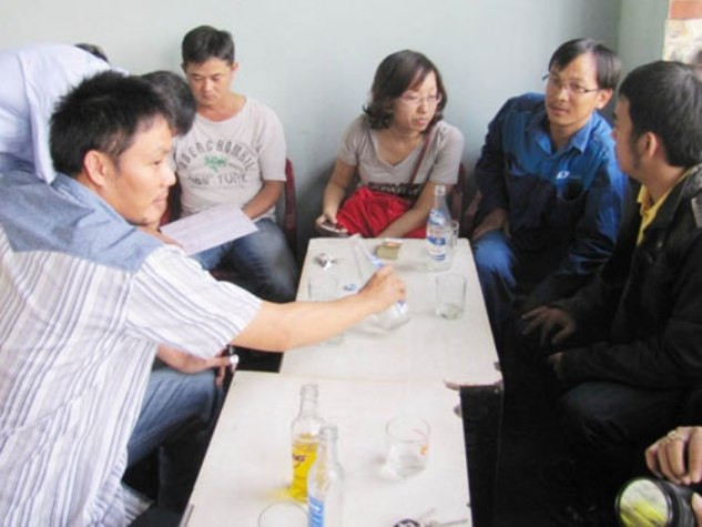 Sáng 26/7, hàng chục khách hàng mua đất của Công ty CP Quốc Cường Gia Lai tại dự án khu dân cư Trung Nghĩa ở TP Đà Nẵng đã đồng loạt phản ánh với báo chí và các cơ quan chức năng về việc công ty này đã thu tiền, giao sổ đỏ hơn một năm nay nhưng đến giờ vẫn không giao đất để họ làm nhà. Sáng 26/7, hàng chục khách hàng mua đất của Công ty CP Quốc Cường Gia Lai tại dự án khu dân cư Trung Nghĩa ở TP Đà Nẵng đã đồng loạt phản ánh với báo chí và các cơ quan chức năng về việc công ty này đã thu tiền, giao sổ đỏ hơn một năm nay nhưng đến giờ vẫn không giao đất để họ làm nhà.