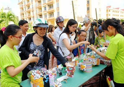 Sau một năm Luật bảo vệ người tiêu dùng đi vào thực tiễn, người tiêu dùng vẫn chưa được bảo vệ đúng mức vì thiếu kinh phí... Sau một năm Luật bảo vệ người tiêu dùng đi vào thực tiễn, người tiêu dùng vẫn chưa được bảo vệ đúng mức vì thiếu kinh phí...