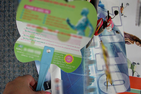 Dịch vụ in ấn tờ rơi quảng cáo trên quạt nở rộ trong những ngày nắng nóng. Dịch vụ in ấn tờ rơi quảng cáo trên quạt nở rộ trong những ngày nắng nóng.