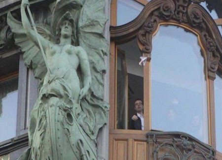 Triệu phú 27 tuổi người Nga Pavel Durov ném những chiếc máy bay giấy gấp bằng tiền từ cửa sổ văn phòng ở St. Petersburg cho đám đông bên dưới.