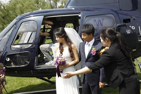 Với hành trình 30 cây số trong nửa tiếng đồng hồ, ở độ cao 200 m, đôi tâng lang tân nương người Trung Quốc đã mất tổng chi phí cho một lần dùng trực thăng đón dâu lên tới 50.000 nhân dân tệ, tương đương 165 triệu đồng.