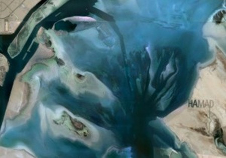 Tỷ phú dầu mỏ Ả Rập Abu Dhabi Sheikh Hamad mới đây đã bày tỏ thú chơi trội của giới nhà giàu với việc khắc tên mình trên đảo bằng dòng chữ grafito dài nhất trên thế giới.