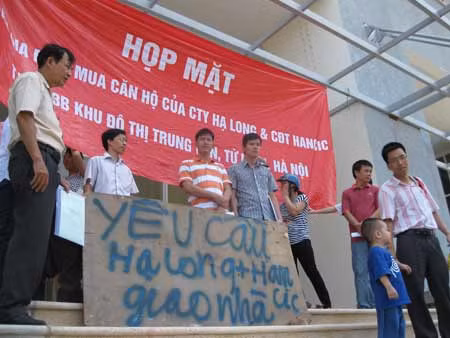 Khách hàng búc xúc tụ tập đến Ct3 Trung Văn đòi bàn giao nhà Khách hàng búc xúc tụ tập đến Ct3 Trung Văn đòi bàn giao nhà