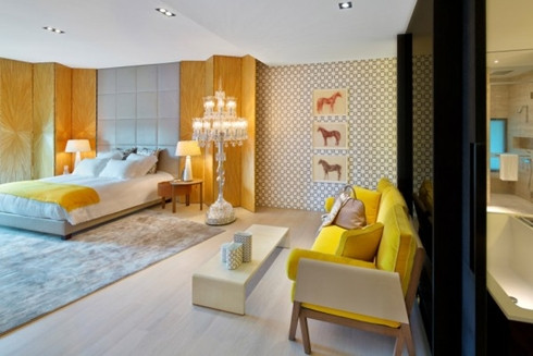 Các bức tường trong phòng ngủ đều được bao phủ bởi giấy dán Hugo Grygkar Bibliotheque. Các bức tường trong phòng ngủ đều được bao phủ bởi giấy dán Hugo Grygkar Bibliotheque.