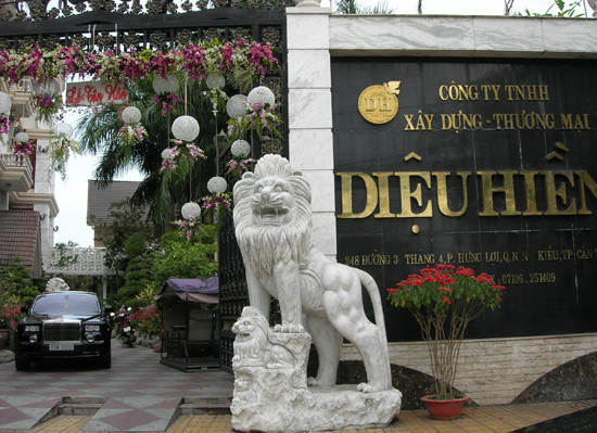 Bên ngoài căn biệt thự của nữ đại gia thủy sản Phạm Thị Diệu Hiền ở Cần Thơ. Bên ngoài căn biệt thự của nữ đại gia thủy sản Phạm Thị Diệu Hiền ở Cần Thơ.