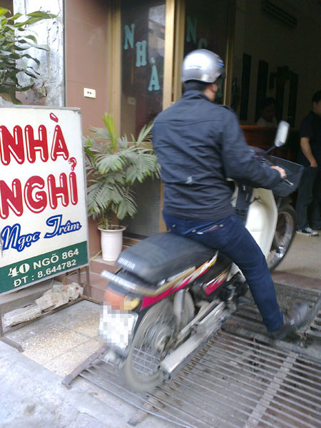 Anh Trường vui vì tìm được nhà nghỉ còn nước để tắm