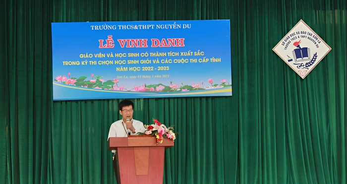 Thầy Vũ Hồng Sơn, Bí thư chi bộ, Hiệu trưởng Trường Trung học cơ sở và Trung học phổ thông Nguyễn Du (Ảnh: website nhà trường) _1735877304.png