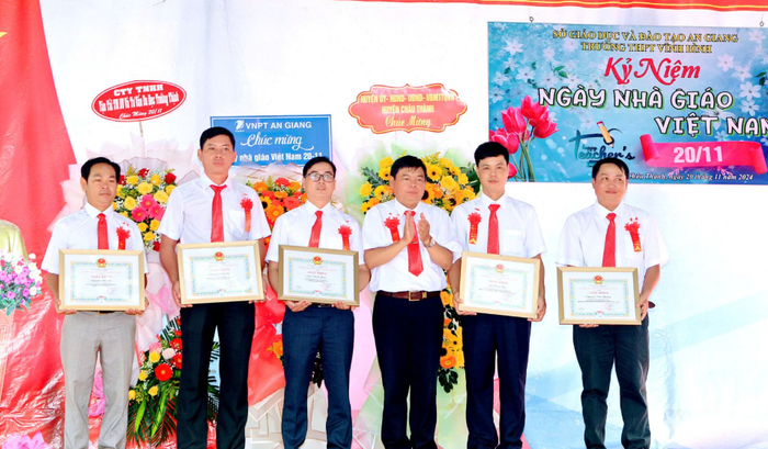 Thầy Nguyễn Văn Tuấn (thứ 3 từ phải sang), Hiệu trưởng Trường Trung học phổ thông Vĩnh Bình. (Ảnh: Website nhà trường) 1735878063.png