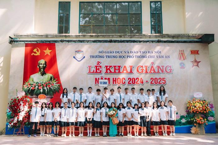 Cô Thanh (áo dài xanh) cùng các em học sinh lớp 10 Sinh, Trường Trung học phổ thông Chu Văn An, Hà Nội. (Ảnh: NVCC) z6067366112570_0b1b0b6ddef71d02445862950280db43.jpg