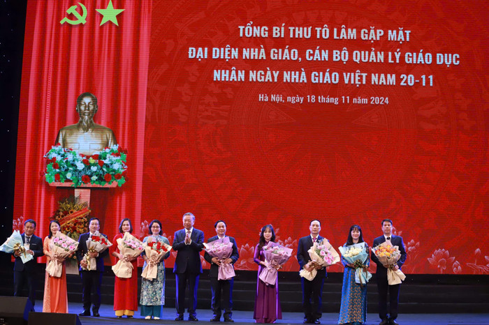 Cô Nguyễn Phương Thanh, giáo viên môn Sinh học tại Trường Trung học phổ thông Chu Văn An, Hà Nội (thứ 4 từ phải sang) nhận hoa từ Tổng Bí thư Tô Lâm. (Ảnh: NVCC) z6067328921085_30ec9f89ad3be2874adfba6303a381ae.jpg
